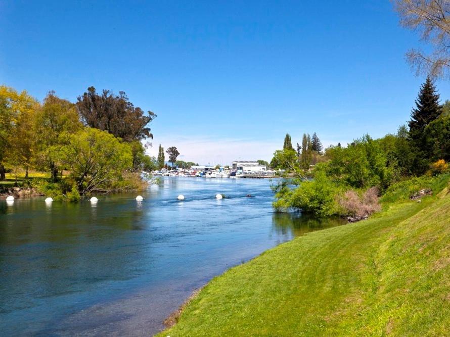 Marinaside Villa - Taupo Holiday Apartment Bagian luar foto